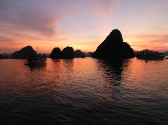 Pôr do sol na Baía de Halong - Vietnã 
